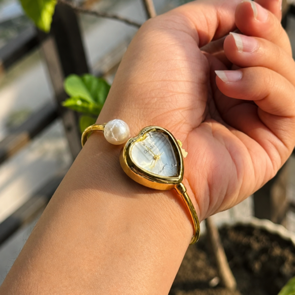 Heart Dial Alloy Golden Bracelet Watch